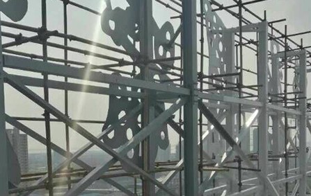 常熟市东南资产经营有限公司 98米高楼顶广告字钢结构工程